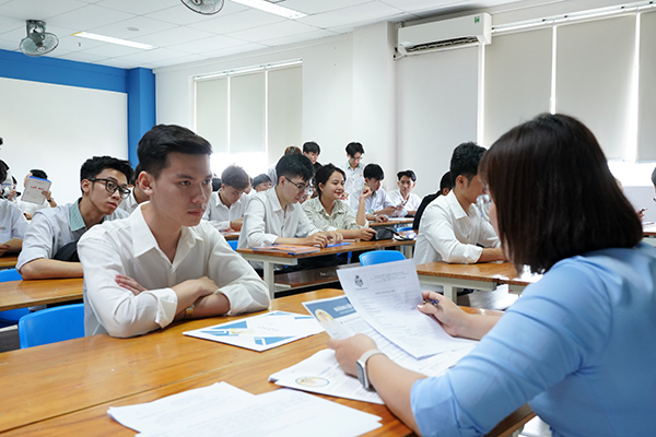 Sinh viên tham gia phỏng vấn tuyển dụng của doanh nghiệp tại Ngày hội việc làm năm 2025 của trường Đại học Đông Á (Đà Nẵng). 