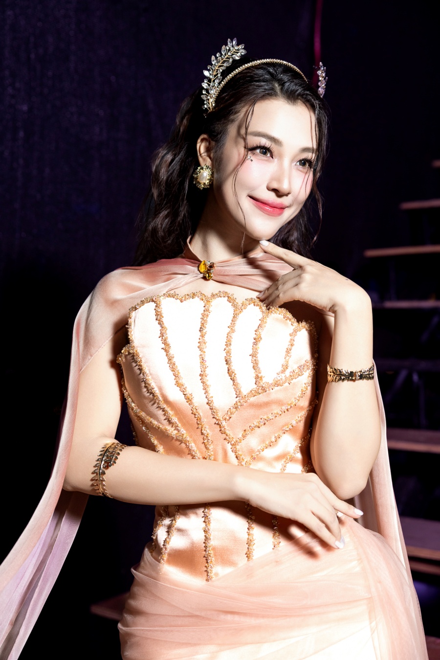 Á hậu - MC Hoàng Oanh