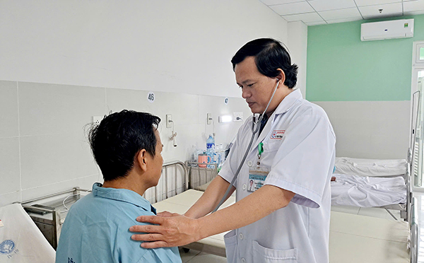 BSCKII Thân Trọng Vũ thăm khám cho bệnh nhân K trước khi xuất viện.