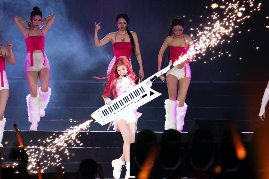 Trang Pháp trình diễn trong chương trình Chị đẹp concert