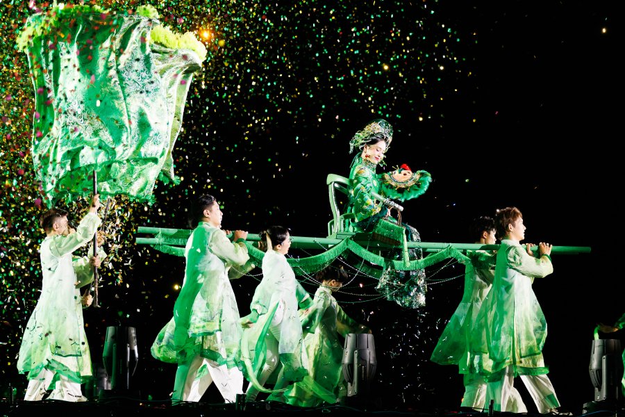 CHỊ ĐẸP CONCERT RỰC RỠ TỰA LỄ HỘI VĂN HOÁ ĐA VĂN HOÁ ĐẦY SẮC MÀU PHÁI ĐẸP 