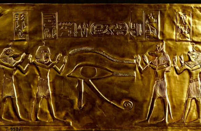 Con mắt của Horus được khắc trên một tấm vàng. Hiện vật này được tìm thấy trong lăng mộ của pharaoh Ai Cập cổ đại Psusennes I.