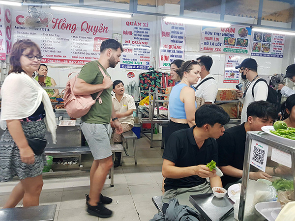 Mặc dù đã xuống cấp nhưng chợ Cồn vẫn thường xuyên thu hút đông đảo người dân cùng du khách trong và ngoài nước.