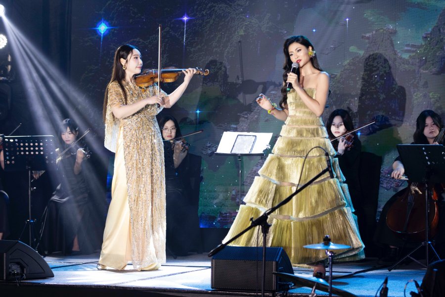 violin Hàn Quốc JMI KO biểu diễn cùng hoa hậu Xuân Hạnh