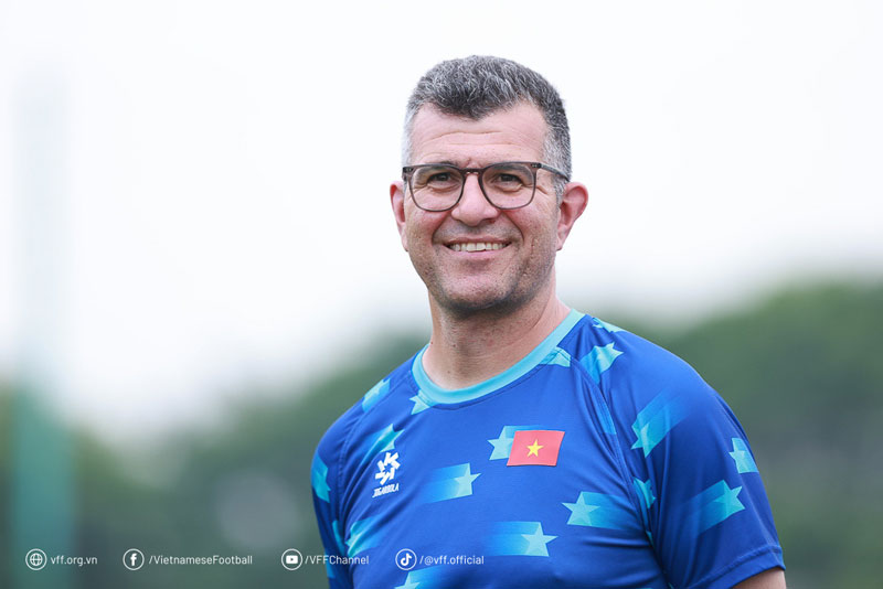 HLV Roland trở lại Hà Nội FC. Ảnh: VFF.