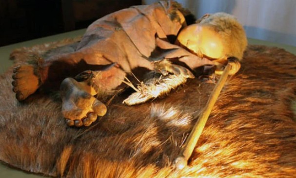 Bức tượng tái hiện "đứa trẻ Lapedo" từ ngôi mộ vừa được xác định đã 28.000 năm tuổi - Ảnh: ANCIENT ORIGINS