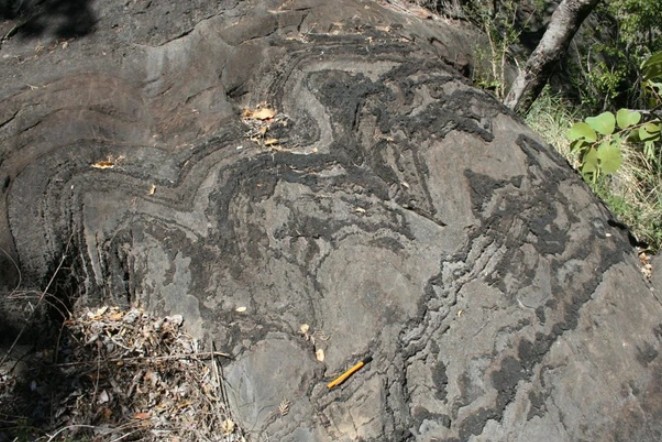 Các khối stromatolite hóa thạch tại thành hệ Cheshire thuộc vành đai đá xanh Belingwe - Zimbabwe đã chỉ ra các điều kiện giúp các vị tổ tiên tạo ra oxy của chúng ta và muôn loài bùng nổ về số lượng - Ảnh: Axel Hofmann