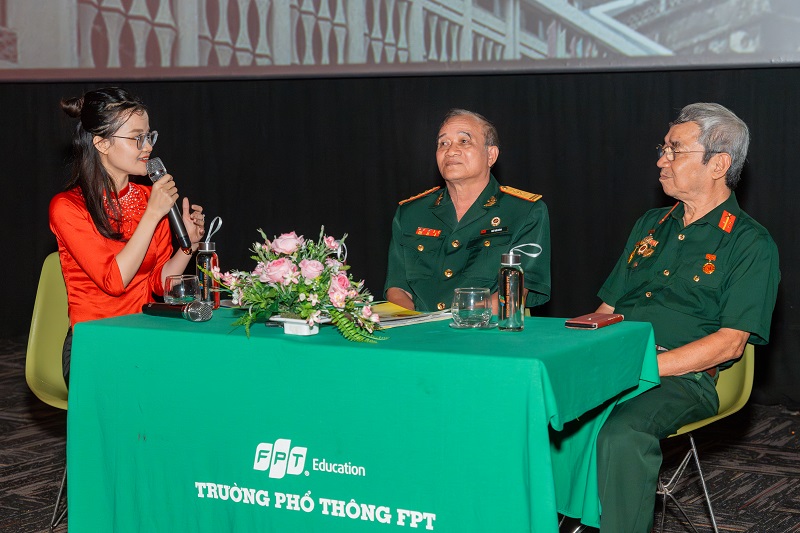 Giao lưu với cựu chiến binh Ngô Văn Bình và Hồ Xuân Cường. 