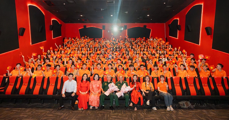 Háo hức bước vào phần xem phim “Địa đạo – Mặt trời trong bóng tối”.