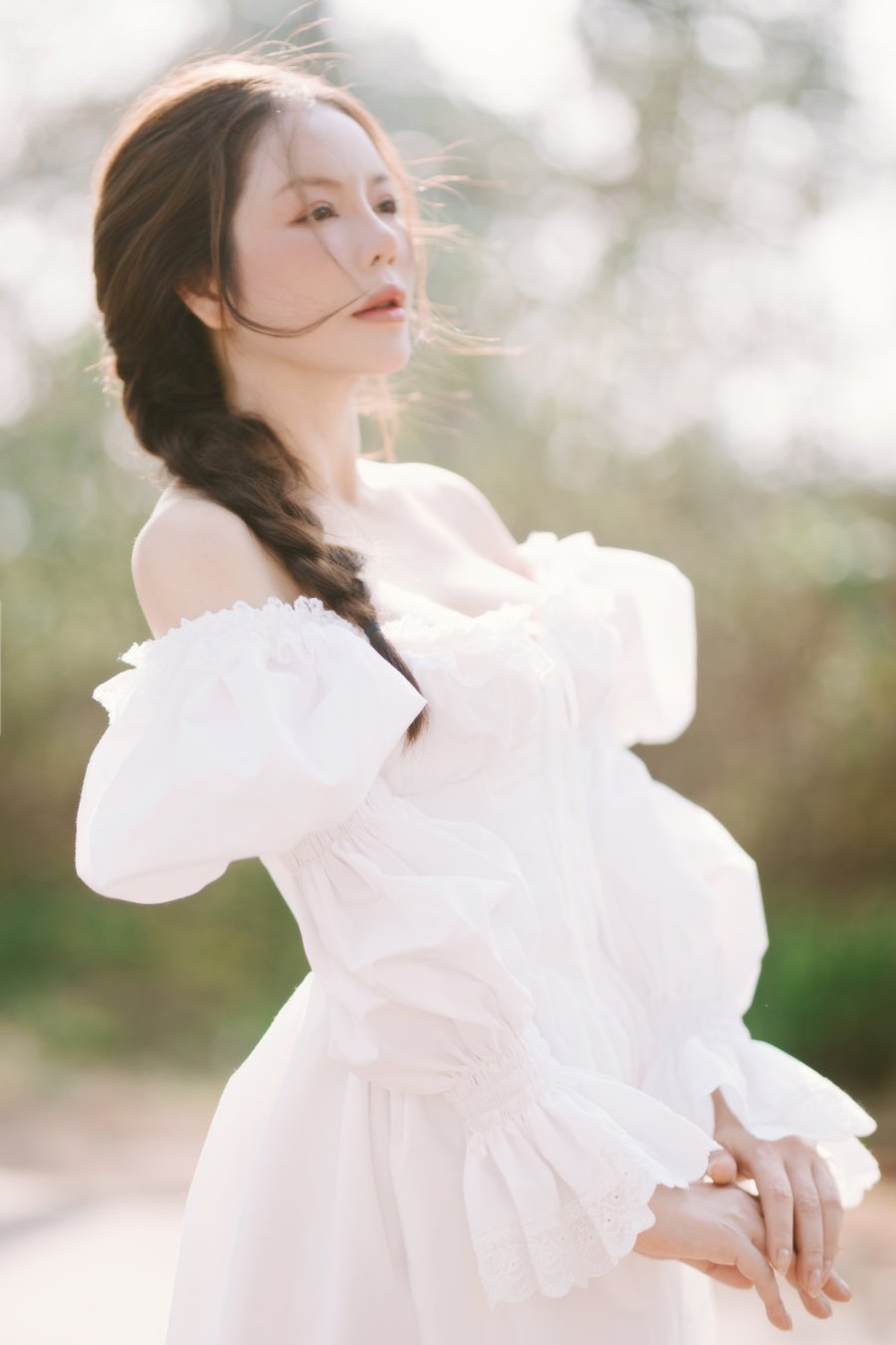 Nhan sắc rạng rỡ, thần thái quyến rũ của nữ diễn viên càng làm tăng thêm chất thơ cho từng khoảnh khắc.