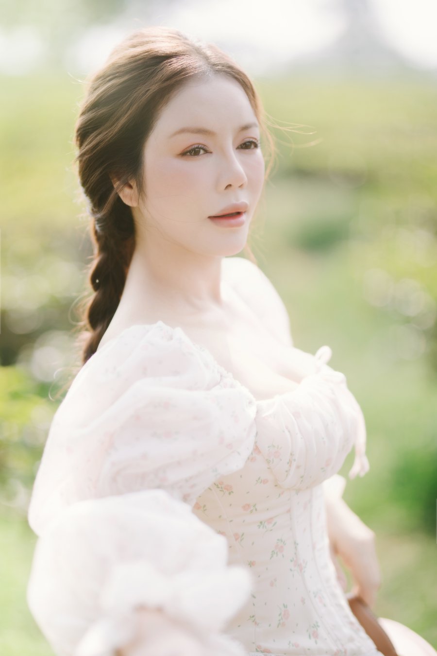 Bộ ảnh thời trang mới nhất cùng ekip đưa Lý Nhã Kỳ qua những địa danh nổi tiếng nhất của Pleiku, Gia Lai, mỗi nơi lại là một bối cảnh độc đáo để tôn lên vẻ đẹp của cô và những thiết kế thời trang đỉnh cao.