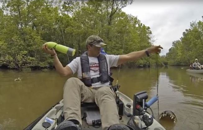 Cần thủ câu nhầm phải cá sấu khổng lồ.