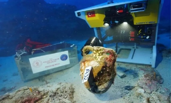 Một hiện vật từ "tàu ma" được đánh dấu - Ảnh: BỘ VĂN HÓA VÀ DU LỊCH THỔ NHĨ KỲ