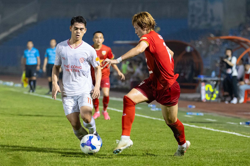 Viktor Lê (phải). Ảnh: Hồng Lĩnh Hà Tĩnh.