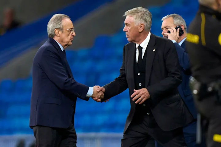 Carlo Ancelotti (phải) khẳng định ông có mối quan hệ tốt với Chủ tịch Florentino Perez. Ảnh: Getty.