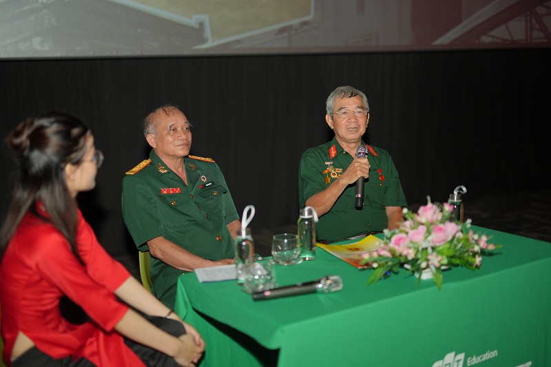 Các cựu chiến binh chia sẻ những kỉ niệm không thể nào quên trong kháng chiến.