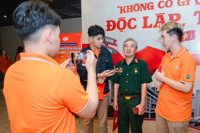 Các em học sinh giao lưu với các chứng nhân lịch sử để  làm sản phẩm báo cáo về hành trình trải nghiệm này bằng video để lấy điểm kiểm tra thường xuyên