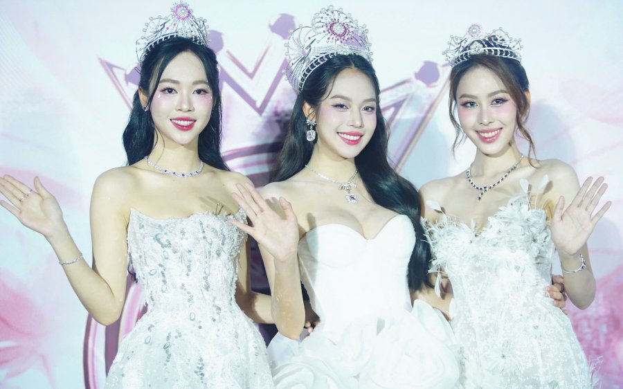 Đương kim Hoa hậu Việt Nam Huỳnh Thị Thanh Thủy và Á hậu Trịnh Thùy Linh, Á hậu Ngọc Hằng hội tụ trên thảm đỏ cùng vương miện mang tên Hùng ca chim Lạc - Báu vật ngàn đời. Top 3 Hoa hậu Việt Nam 2022 khoe nhan sắc ngày càng thăng hạng sau hai năm đăng quang. Thanh Thủy còn thành công vượt bậc khi đăng quang cuộc thi Miss International 2024.