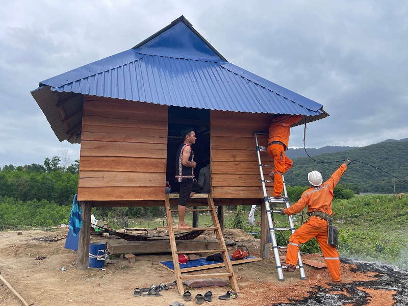 Lắp đặt công tơ điện tới tận các hộ dân, chỉ chờ ngày đóng điện.