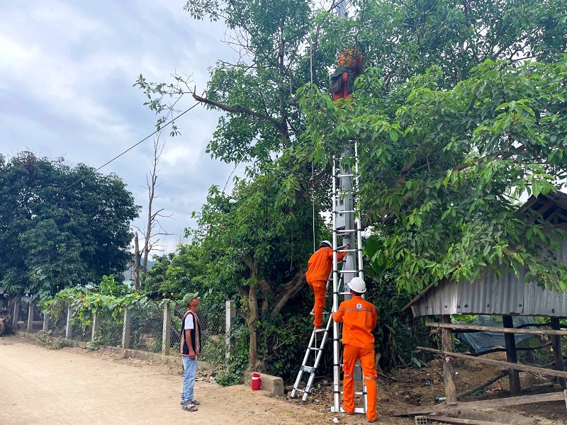 Điện lưới quốc gia đã về làng Canh Tiến.