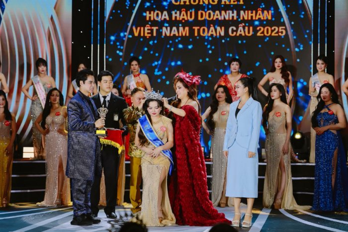 Khoảnh khắc đăng quang của Tân Hoa hậu Đại sứ