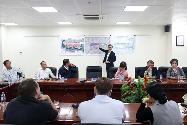 Lãnh đạo DIA giới thiệu với phái đoàn của Tập đoàn DNATA (UAE) về vị trí xây dựng FTZ Đà Nẵng tại sân bay quốc tế Đà Nẵng.