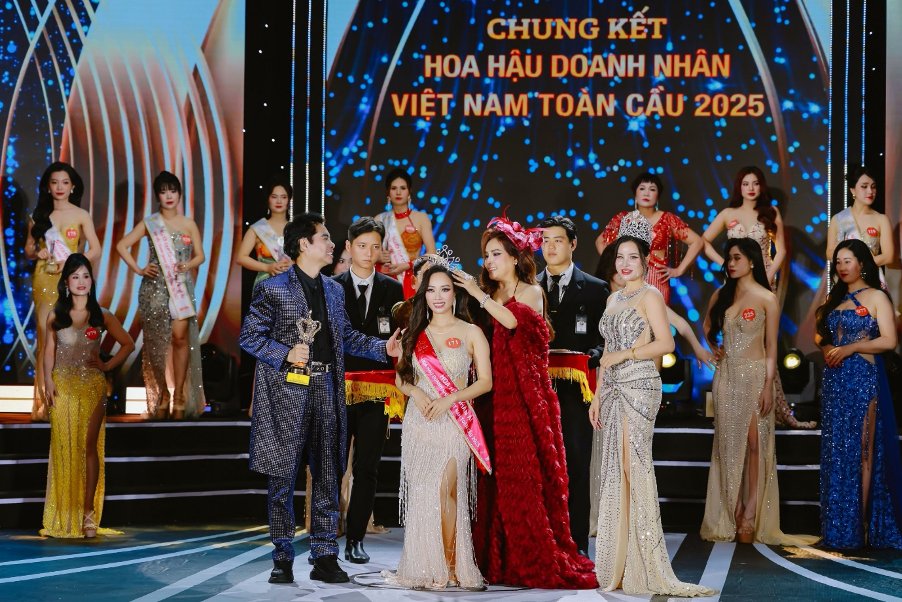 Chủ tịch Đặng Gia Bena cùng Danh ca – nhạc sĩ Ngọc Sơn và Hoa hậu Nhân Ái Nguyễn Thị Bích Hợp trao vương miện, cup, bằng khen và sash danh vị.