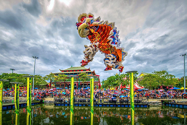 Đông đảo lhans giả thưởng thức các màn trình diễn lân - sư - rồng tại Da Nang Downtown.