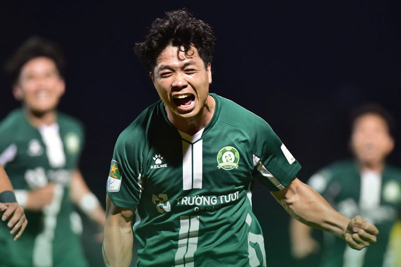 Công Phượng ăn mừng bàn thắng. Ảnh: Trường Tươi Bình Phước.