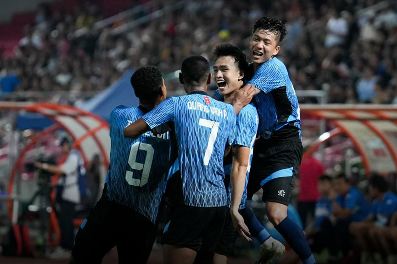 Văn Đức (phải). Ảnh: CLB CAHN.