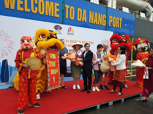 Lãnh đạo Sở Du lịch và Trung tâm Xúc tiến du lịch Đà Nẵng tặng hoá các du khách trên chuyến tàu du lịch biển đầu tiên "xông đất" TP dịp Tết Ất Tỵ 2025.