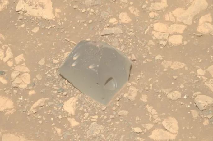 Tàu thăm dò Perseverance của NASA đã tìm thấy một tảng đá tối màu, có lỗ rỗ bất thường được gọi là Skull Hill khi khám phá vành miệng hố Jezero.