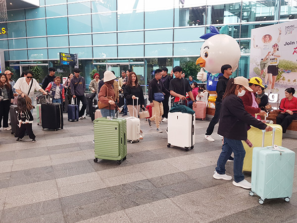Du khách trong và ngoài nước hạ cánh sân bay Đà Nẵng.