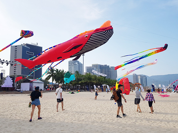 Biểu diễn diều nghệ thuật - một trong những hoạt động đặc sắc mỗi dịp khai trương mùa du lịch biển Đà Nẵng.
