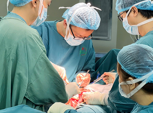 BSCKII Trương Thanh Hiếu cùng ê kip của BV Ung bướu Đà Nẵng phẫu thuật thành công hai ca u gan "khổng lồ" cho hai bệnh nhân ở huyện Đông Giang và Hiệp Đức, Quảng Nam.