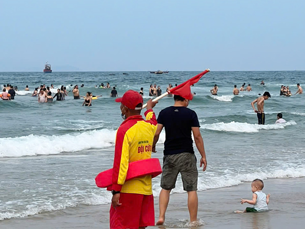 Nhân viên Đội cứu hộ, cứu nạn các bãi biển du lịch Đà Nẵng túc trực bảo đảm an toàn cho khách tắm biển.