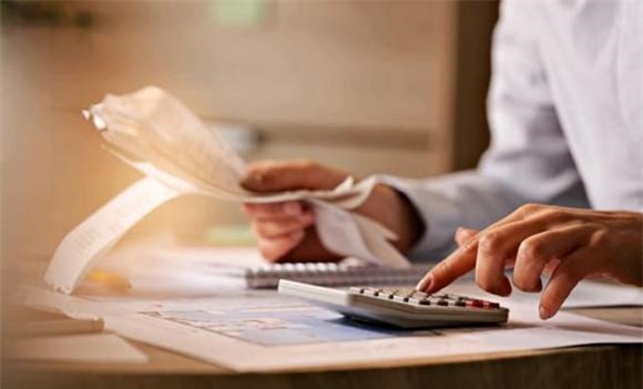 tỷ phú Warren Buffett, lãng phí tiền bạc, người nghèo