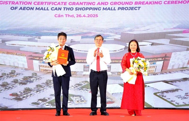 Ông Trương Cảnh Tuyên, Chủ tịch UBND thành phố Cần Thơ trao giấy chứng nhận đăng ký đầu tư cho nhà đầu tư.