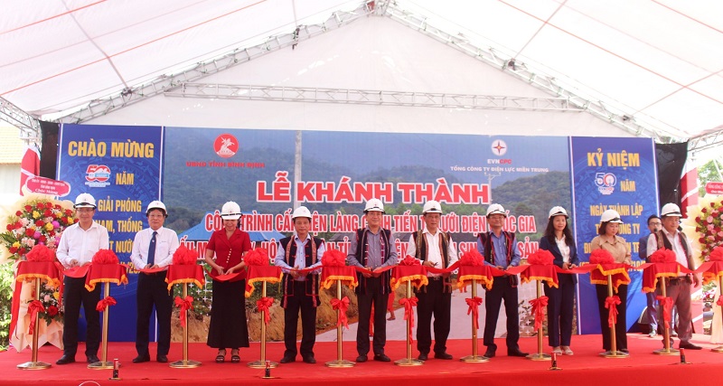 Các đại biểu cắt băng khánh thành công trình cấp điện cho làng Canh Tiến từ lưới điện quốc gia.