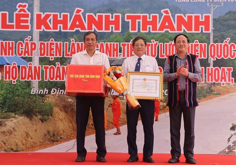 Chủ tịch UBND tỉnh Bình Định tặng bằng khen cho PC Bình Định. 