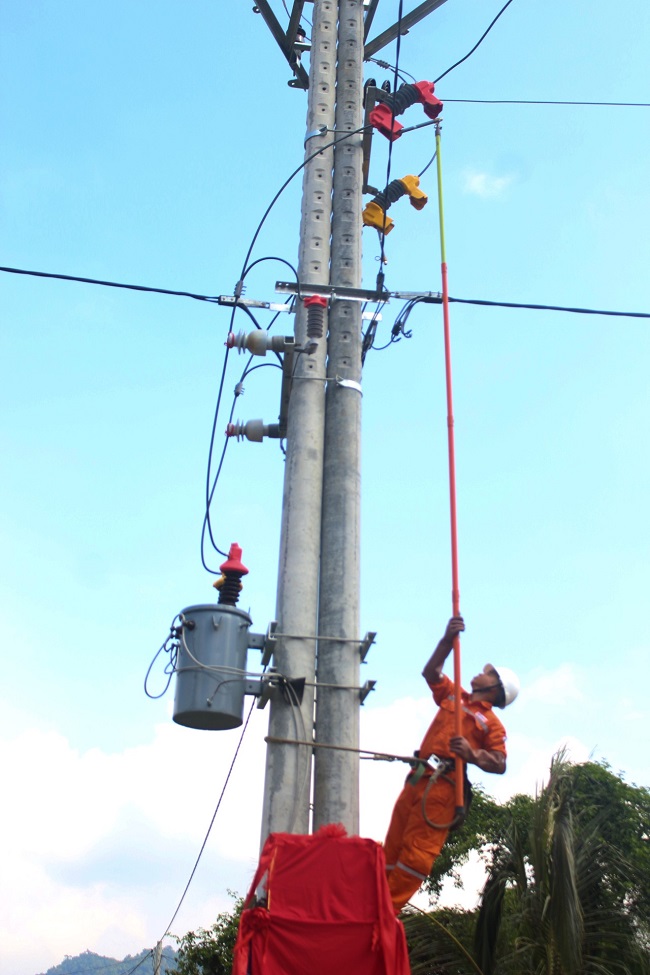 Đóng điện cho làng Canh Tiến.