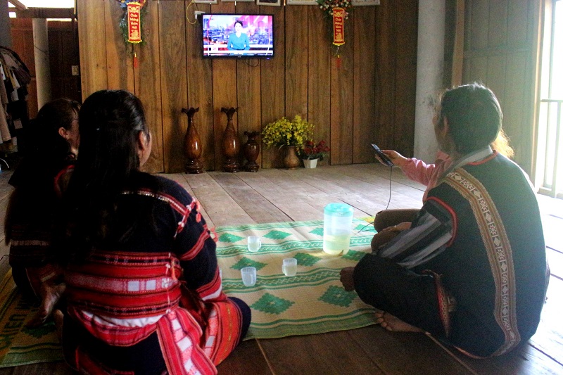 Người dân Canh Tiến bên chiếc ti vi mới sắm. 