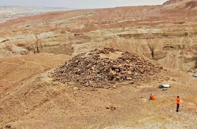 Kim tự tháp bí ẩn lộ diện giữa sa mạc Israel - Ảnh: IAA