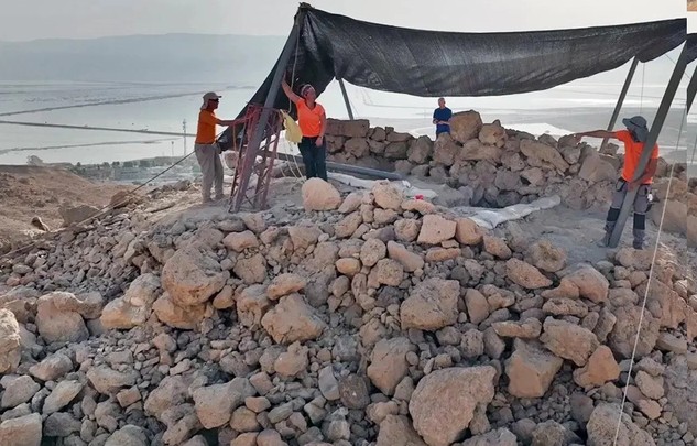 Các nhà nghiên cứu thu thập được nhiều hiện vật trong và ngoài công trình - Ảnh: IAA