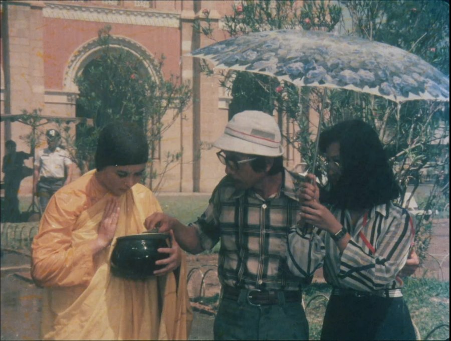 Phân cảnh nhà văn Lê Phương phải trực tiếp vào vai “quần chúng”