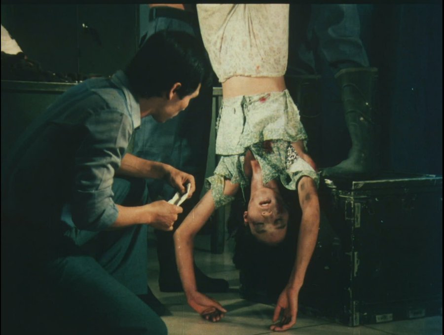 Phân cảnh diễn viên Vân Dung trong vai cô bé bán báo bị quân địch tra tấn gây xúc động