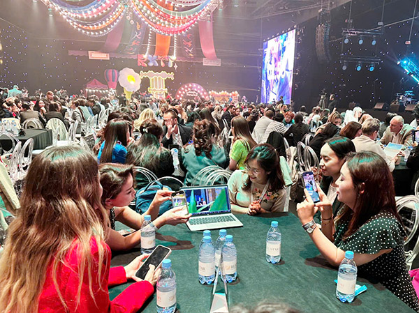 Các doanh nghiệp đang trao đổi thông tin wworkshop B2B tại hội chợ du lịch quốc tế KITF.