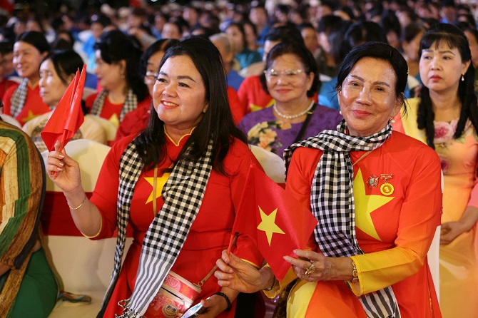 nĐông đảo người dân đến tham dự lễ kỷ niệm 50 năm ngày Giải phóng miền 