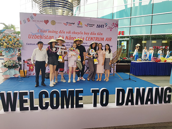 Tặng hoa chúc mừng các vị khách đầu tiên trên chuyến bay từ thủ đô Tashkent, Uzbekistan hạ cánh sân bay Đà Nẵng sáng 27/4.