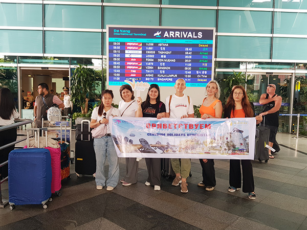 Các du khách đến từthủ đô Tashkent (Uzbekistan) háo hức khám phá điểm đến Đà Nẵng.